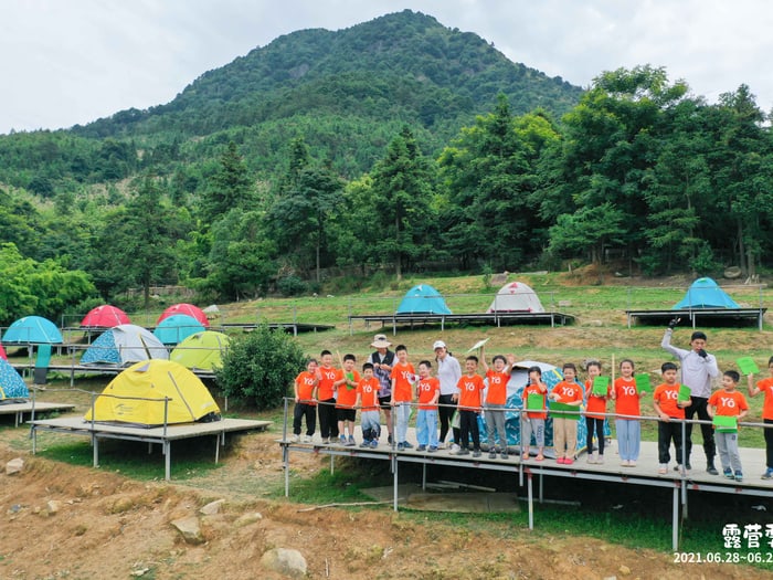右满舵露营季营地在山谷水边扎营