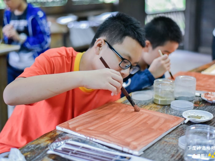 右满舵岩绘课学员在石面上作画